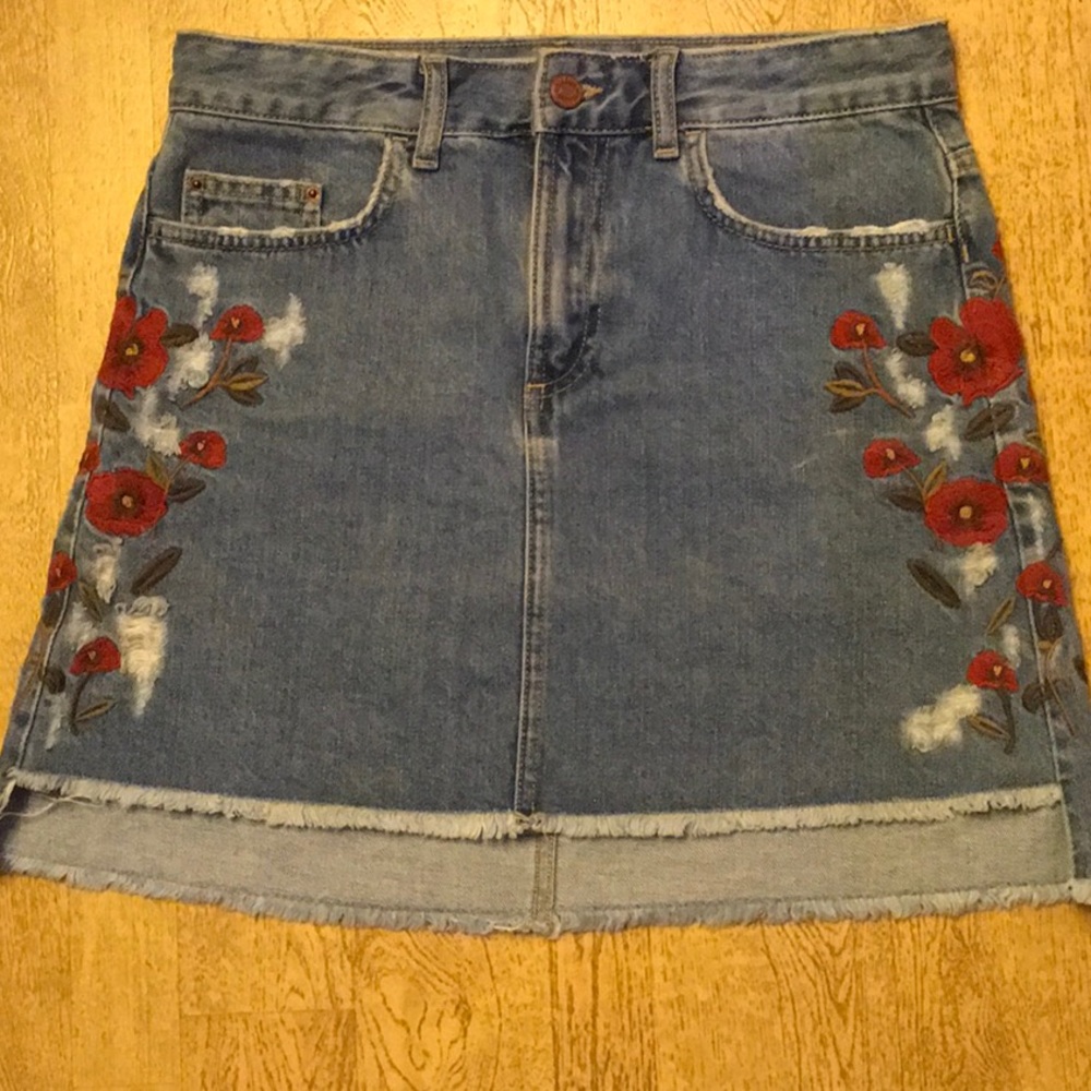 ZARA DENIUM SKIRT W/FLOWERS SzS. REALLY CUTE SKIRT